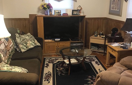 Ross Township House | 3-bedroom house in Pittsburgh with WiFi, AC. 15 minutes from all stadiums.