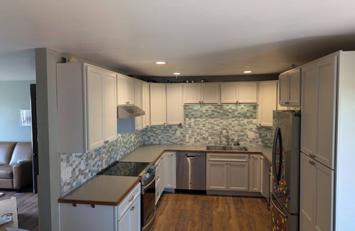 Green Mountain House | 3-bedroom house in tranquil Lakewood with WiFi, AC, and salt water hot tub.