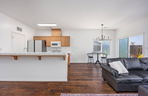 Bakersfield House | 3-bedroom house in delightful Bakersfield with WiFi, AC