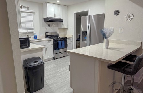 Foster Place House | 3-bedroom house Near Downtown Houston with AC,BACKYARD,KITCHE,FAST WiFi