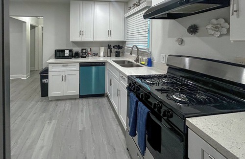 Foster Place House | 3-bedroom house Near Downtown Houston with AC,BACKYARD,KITCHE,FAST WiFi