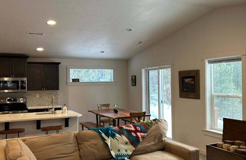 Sunriver House | 3-bedroom house near the beautiful Fall River with AC, fireplace and wifi