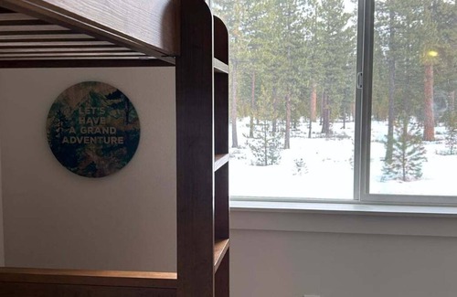 Sunriver House | 3-bedroom house near the beautiful Fall River with AC, fireplace and wifi
