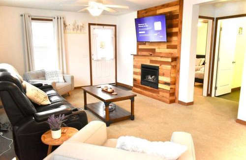 Logan House | 3 Bedroom in Hocking Hills w King Bed Logan Ohio