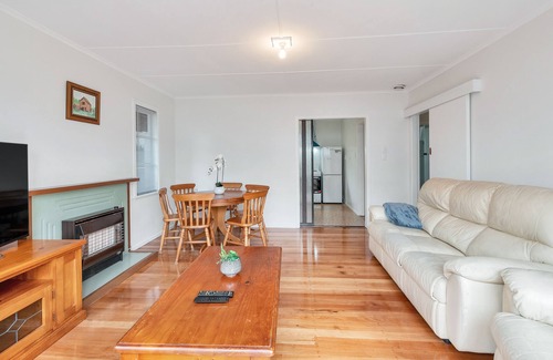 Greenlane - Ellerslie Apartment | 3 Bedroom In Onehunga w Parking - Wifi - Netflix