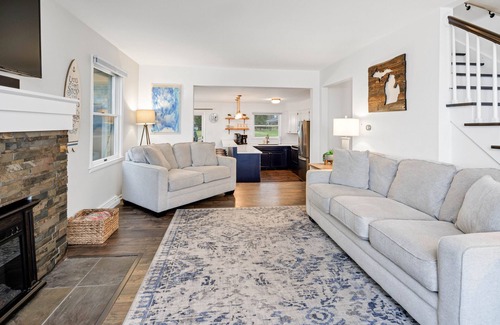 Riverside House | 3 Bedroom Lakefront Retreat w/Amazing Water Views!