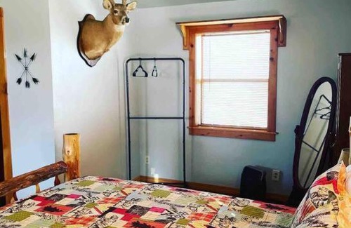 Eureka Springs House | 3 Bedroom log cabin with hot tub at Bear Mountain