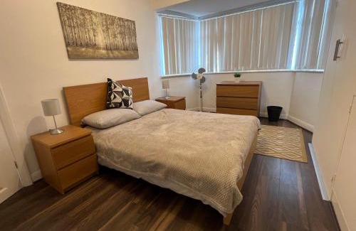 North Finchley House | 3 Bedroom modern house 15 min to tube, shops near by