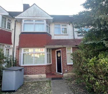 North Finchley House | 3 Bedroom modern house 15 min to tube, shops near by