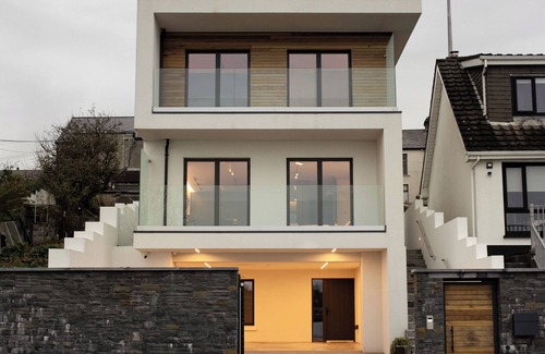 Galway City Centre Villa | 3-bedroom modern villa in Galway with bay views, saunas & parking on site