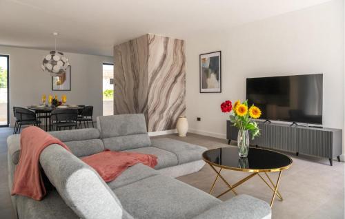 Orbanici House | 3 Bedroom Nice Home In Orbanici
