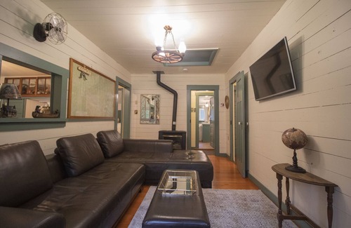 Lake Cowichan Cabin | 3 Bedroom Riverfront Cabin