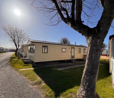 Towyn Ski Chalet | 3 bedroom side gated decking WiFi pets welcome