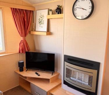 Towyn Ski Chalet | 3 bedroom side gated decking WiFi pets welcome