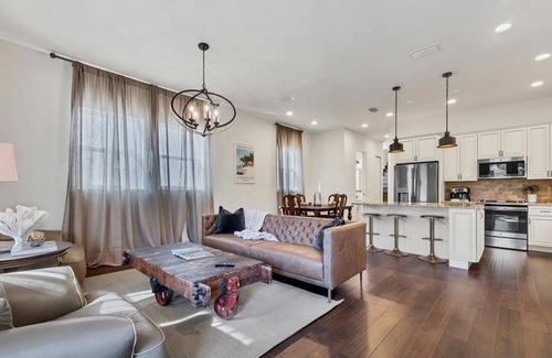 Gillespie Park Apartment | 3 Bedroom Single family 427357 by Houzlet