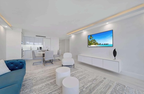 Edgewater Apartment | 3-Bedroom Sparkling Bayfront Oasis