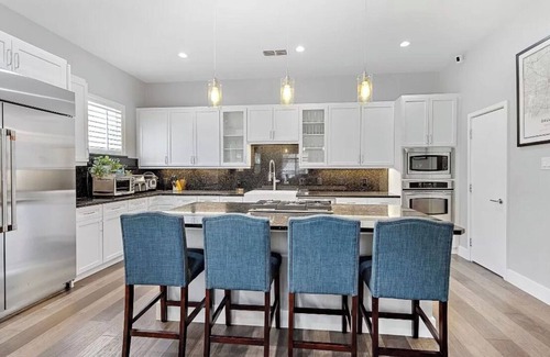 Uptown House | 3-bedroom townhome in wonderful Dallas with AC, WiFi