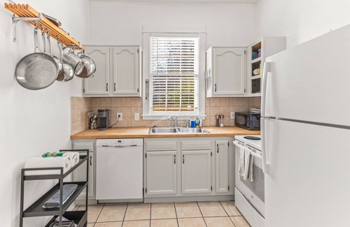 Thomas Square House | 3 Bedroom Victorian Townhouse - Near SCAD & Forsyth Park