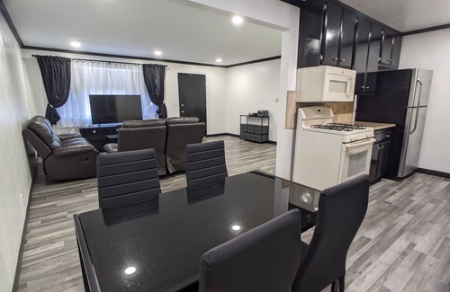 Downey House | 3 bedroom with 4 beds, 2 bathroom. Central to Los Angeles Metro Area, 7121