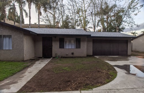Downey House | 3 bedroom with 4 beds, 2 bathroom. Central to Los Angeles Metro Area, 7121