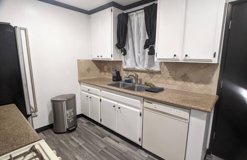 Downey House | 3 bedroom with 4 beds, 2 bathroom. Central to Los Angeles Metro Area, 7119