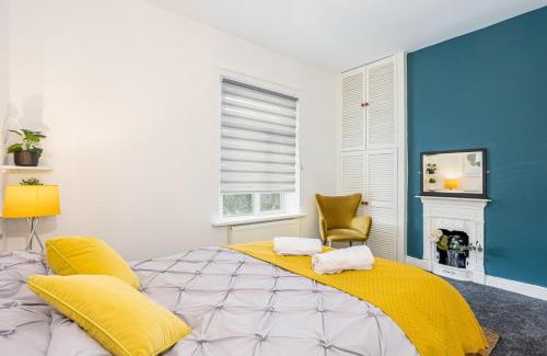Newcastle-Under-Lyme House | 3 Bedrooms & 2 Showers - Home From Home