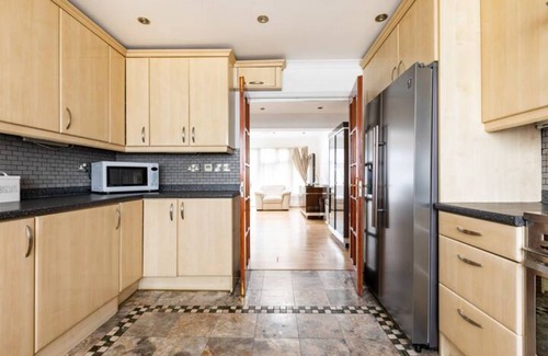 Coombe Hill House | 3 Beds, 2 Bath Family Home In London