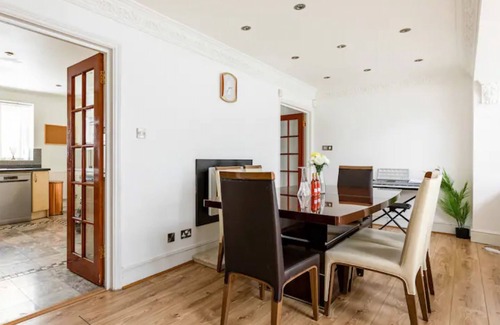 Coombe Hill House | 3 Beds, 2 Bath Family Home In London