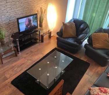 North Glasgow Apartment | 3 beds in a 2 bedroom COSY apartment located close to city centre Glasgow