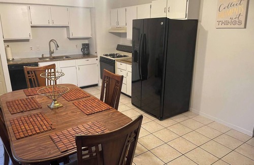 Champaign House | 3-BR 2-bath house in marvelous Urbana with WiFi, AC. Near Campus.Enjoy your stay