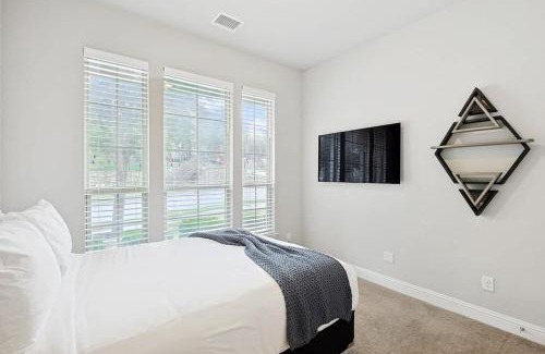 Irving House | 3 BR Modern Stay minutes away from DFW Airport
