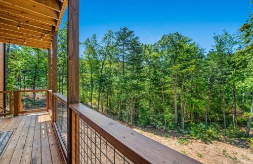 Gatlinburg - Pigeon Forge Ski Chalet | 3 King Suites 5 mi to Parkway View Gaga Ball Court