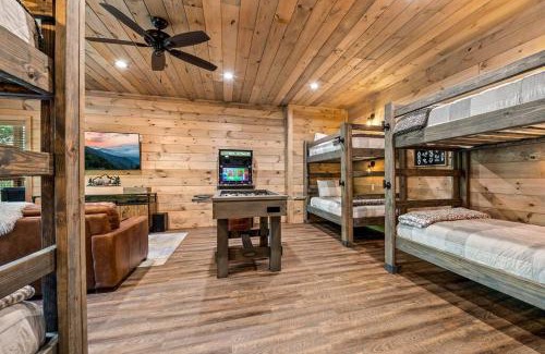 Gatlinburg - Pigeon Forge Ski Chalet | 3 King Suites 5 mi to Parkway View Gaga Ball Court
