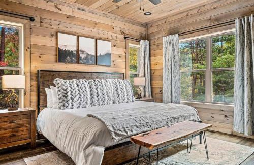 Gatlinburg - Pigeon Forge Ski Chalet | 3 King Suites 5 mi to Parkway View Gaga Ball Court