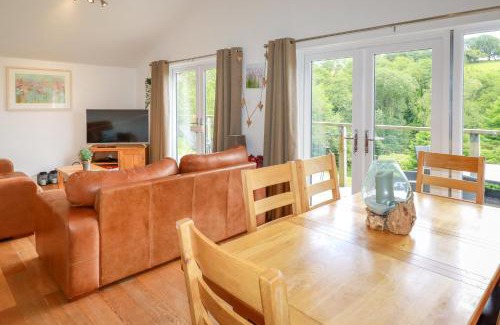 Looe House | 3 Lake View