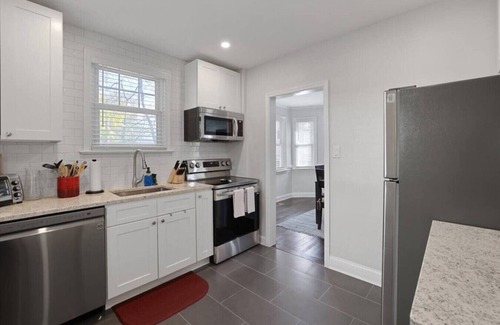Radnor - Fort Myer Heights House | 3 Lvl Rosslyn Gem-Walk to Metro!