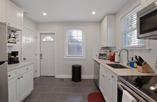 Radnor - Fort Myer Heights House | 3 Lvl Rosslyn Gem-Walk to Metro!