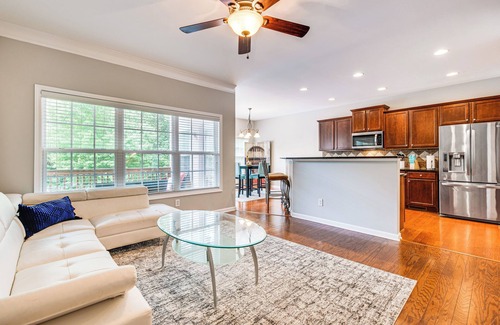 Milton House | 3 Mi to Avalon: Townhome w/Balcony in Alpharetta!