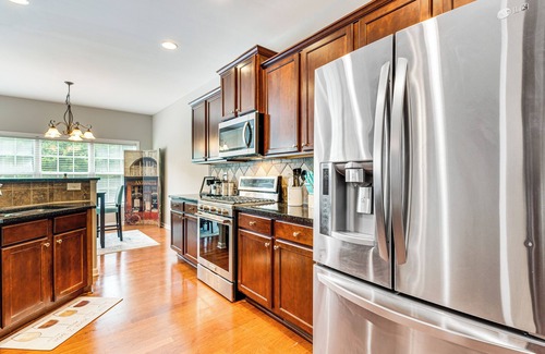 Milton House | 3 Mi to Avalon: Townhome w/Balcony in Alpharetta!