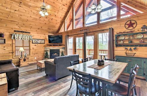 Black Bear Falls House | 3 Mi to Gatlinburg Cabin with Deck and Pool Table!