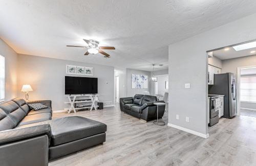 Venice Gardens House | 3 Mi to Venice Beach Pet-Friendly Home with Yard