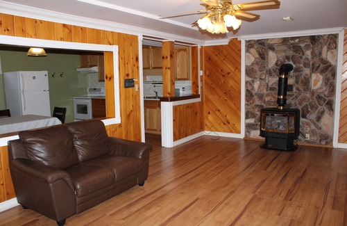 Sauble Beach House | 3 minute walk to 11 kms of Sauble Beach and World-Class sunsets!
