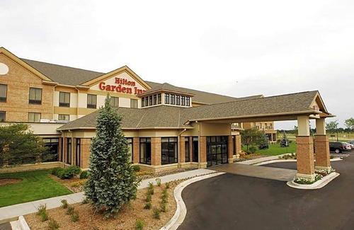Summit Corners Hotel | 3-Star Hotel ∙ Hilton Garden Inn Oconomowoc