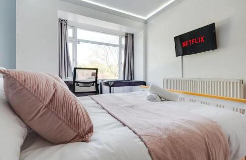 Cheetham Hill Apartment | 3 Story Spacious House Close to Etihad & Coop Live, Free Parking, Sleeps 9