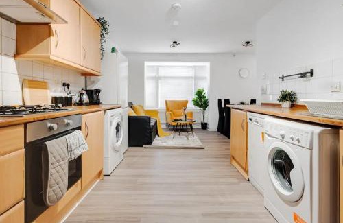 Cheetham Hill Apartment | 3 Story Spacious House Close to Etihad & Coop Live, Free Parking, Sleeps 9