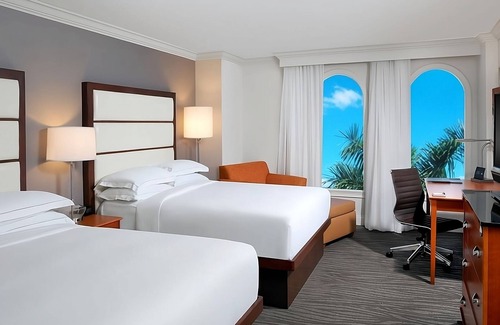 Park Shore Hotel | 3-Unit Escape Surrounded by Gulf Breezes | Beach Shuttle | Outdoor Pool