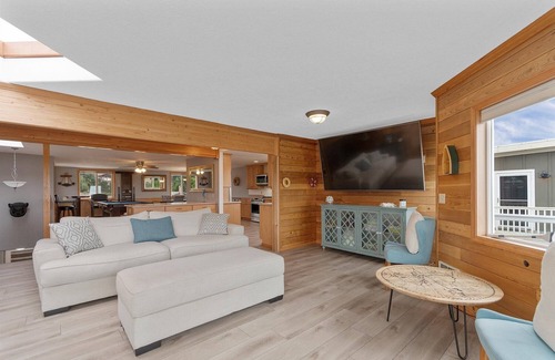 Ocean Park House | 30 NIGHT MINIMUM, ocean front, remodeled, Dogs OK (Blue)