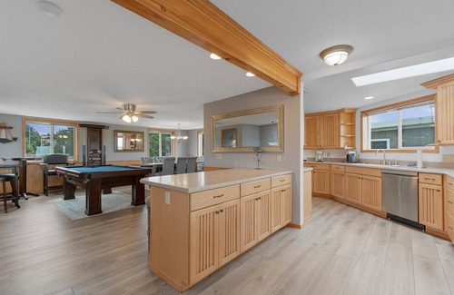 Ocean Park House | 30 NIGHT MINIMUM, ocean front, remodeled, Dogs OK (Blue)