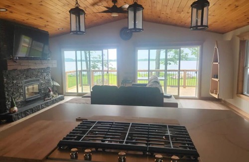 Tweed Cottage | 30% OFF Luxury Dom Chalet Waterfront on Stoco Lake