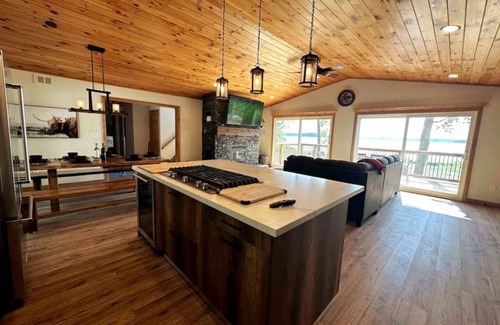 Tweed Cottage | 30% OFF Luxury Dom Chalet Waterfront on Stoco Lake